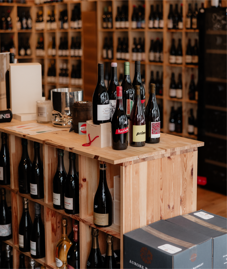 Un présentoir de vins dans l'enceinte de la cave Sébastien Durance