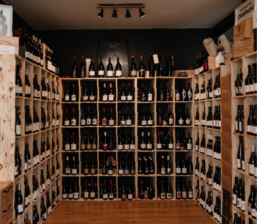 Un grand présentoir a vins dans l'enceinte de la cave Sébastien Durance
